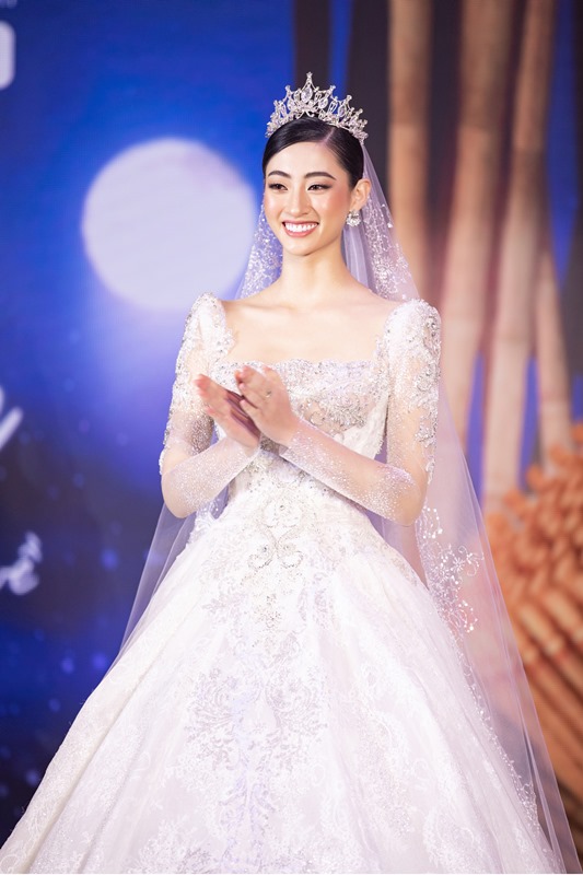 LUONG THUY LINH 4 Đại gia Minh Nhựa chi 405 triệu mua bộ váy do Hoa hậu Lương Thuỳ Linh trình diễn