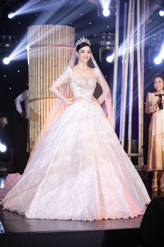 LUONG THUY LINH 5 Đại gia Minh Nhựa chi 405 triệu mua bộ váy do Hoa hậu Lương Thuỳ Linh trình diễn