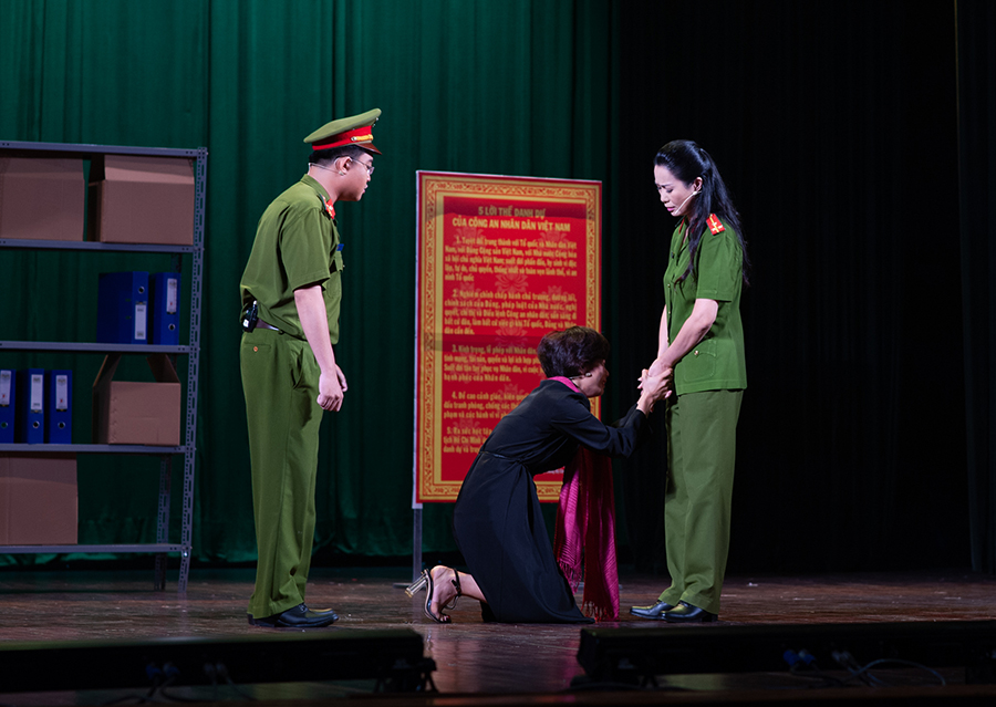 NSƯT Trịnh Kim Chi 1 NSƯT Trịnh Kim Chi nhận Huy chương Vàng với vai diễn Chiến sĩ Công An Nhân Dân