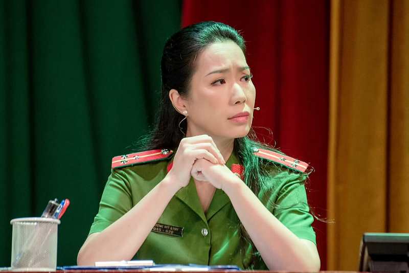 NSƯT Trịnh Kim Chi 2 NSƯT Trịnh Kim Chi nhận Huy chương Vàng với vai diễn Chiến sĩ Công An Nhân Dân