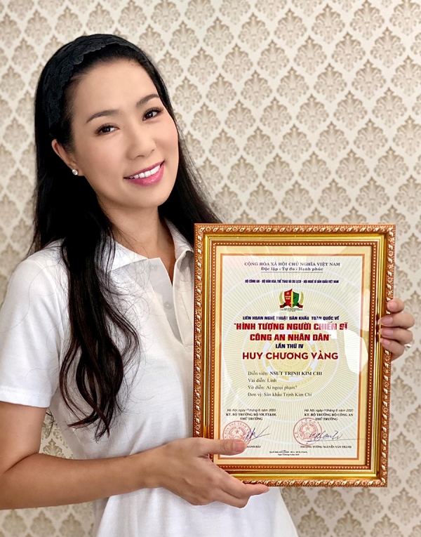 NSƯT Trịnh Kim Chi 4 NSƯT Trịnh Kim Chi nhận Huy chương Vàng với vai diễn Chiến sĩ Công An Nhân Dân