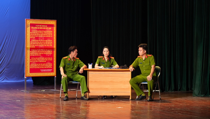 NSƯT Trịnh Kim Chi 7 NSƯT Trịnh Kim Chi nhận Huy chương Vàng với vai diễn Chiến sĩ Công An Nhân Dân