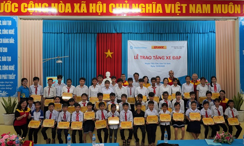 DHL Express saigonchildren 1 DHL Express trao tặng 50 xe đạp cho các em học sinh có hoàn cảnh khó khăn tại tỉnh Trà Vinh
