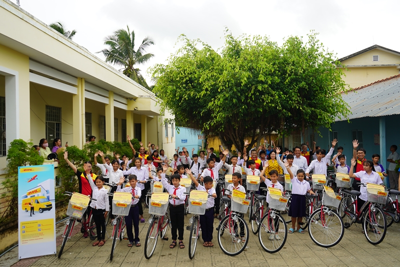 DHL Express saigonchildren 2 DHL Express trao tặng 50 xe đạp cho các em học sinh có hoàn cảnh khó khăn tại tỉnh Trà Vinh