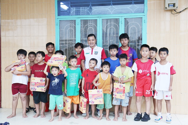 Danh thủ Nguyễn Hồng Sơn Lotte Kids FC 2020 1 Danh thủ Nguyễn Hồng Sơn cùng học trò đội mưa trao bánh trung thu cho trẻ em mồ côi