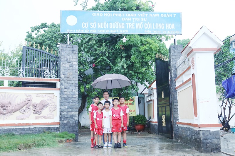 Danh thủ Nguyễn Hồng Sơn Lotte Kids FC 2020 2 Danh thủ Nguyễn Hồng Sơn cùng học trò đội mưa trao bánh trung thu cho trẻ em mồ côi