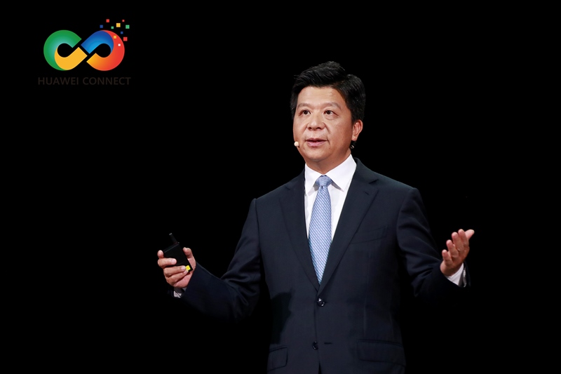 Guo Ping delivers a keynote speech Huawei: Tạo ra giá trị mới với sức mạnh tổng hợp trên 5 lĩnh vực công nghệ