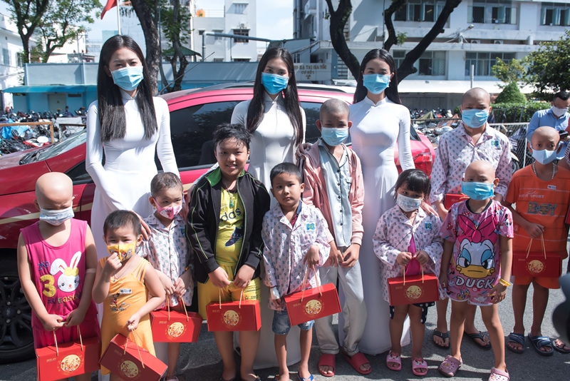 HOA HAU VIET NAM 10 Hoa hậu Tiểu Vy, Á hậu Phương Nga và Thúy An diện áo dài trắng mang quà trung thu đến thăm các bệnh nhi
