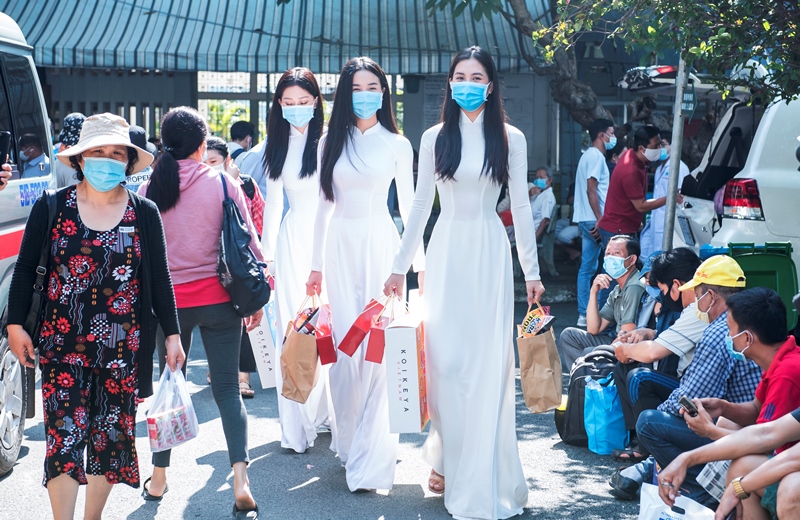 HOA HAU VIET NAM 3 Hoa hậu Tiểu Vy, Á hậu Phương Nga và Thúy An diện áo dài trắng mang quà trung thu đến thăm các bệnh nhi