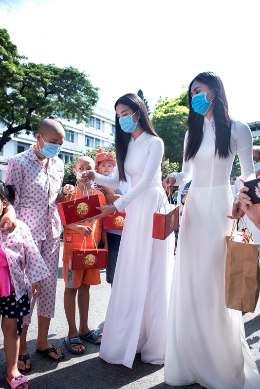 HOA HAU VIET NAM 6 Hoa hậu Tiểu Vy, Á hậu Phương Nga và Thúy An diện áo dài trắng mang quà trung thu đến thăm các bệnh nhi
