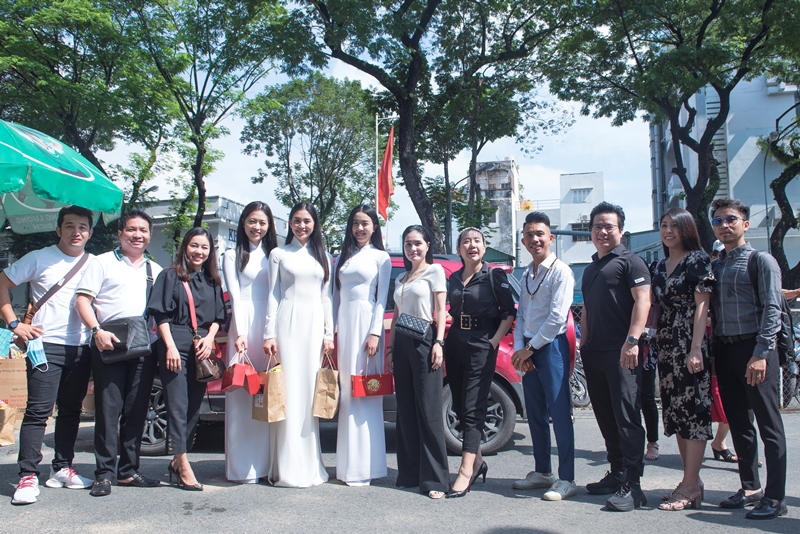 HOA HAU VIET NAM 8 Hoa hậu Tiểu Vy, Á hậu Phương Nga và Thúy An diện áo dài trắng mang quà trung thu đến thăm các bệnh nhi
