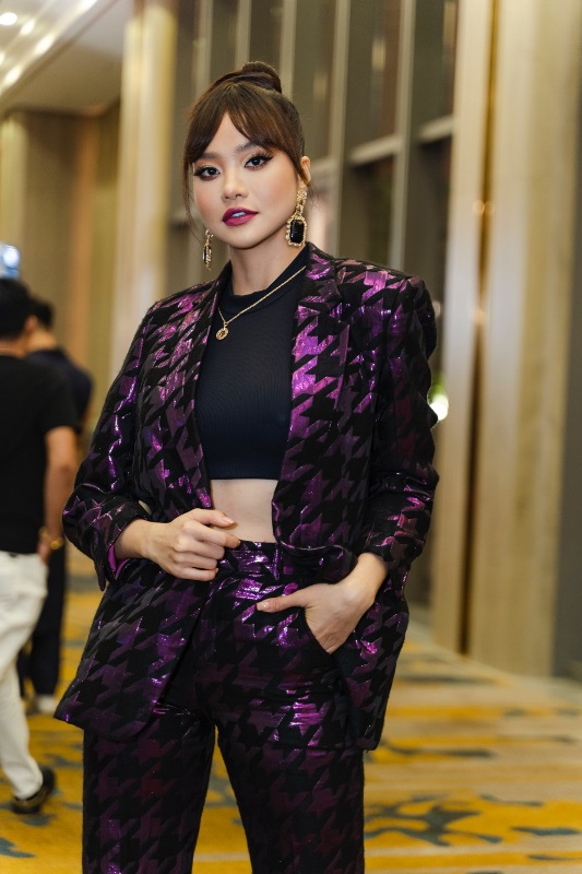 MC HH Kieu Ngan2 Nam Anh   Nam Em lộng lẫy trên thảm đỏ show thời trang của NTK Ivan Trần