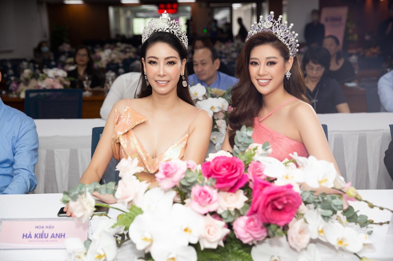 hoa hau khanh van 3 Hoa hậu Khánh Vân rạng ngời giữa sự kiện với đầm hồng và vương miện Brave Heart