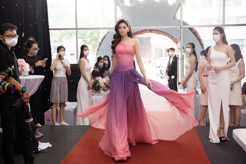 hoa hau khanh van 4 Hoa hậu Khánh Vân rạng ngời giữa sự kiện với đầm hồng và vương miện Brave Heart