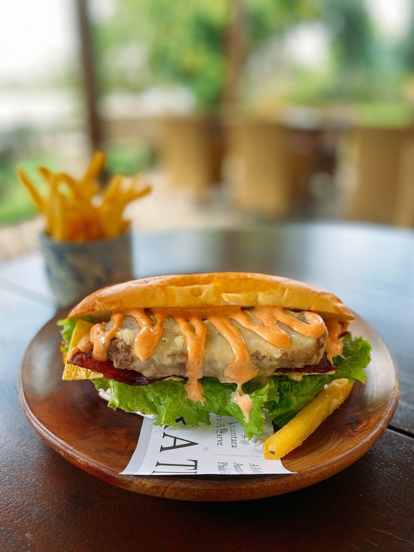 món burger kết hợp với hotdog Hành trình ẩm thực mới tại Anantara Hoi An Resort