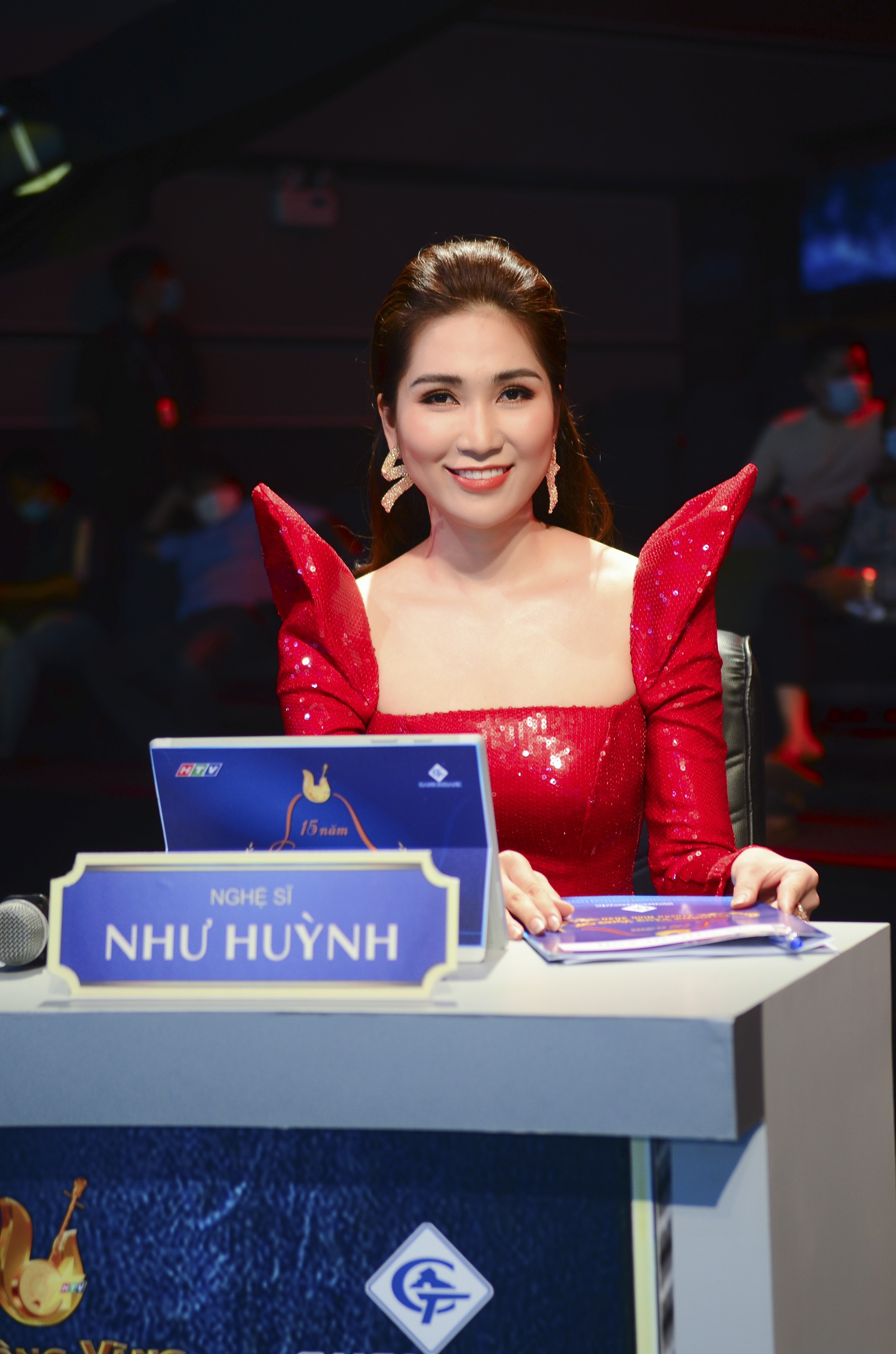 nhu huynh 7 1 Hoa hậu cải lương Như Huỳnh nổi bật trên ghế giám khảo với áo dài phá cách sang chảnh