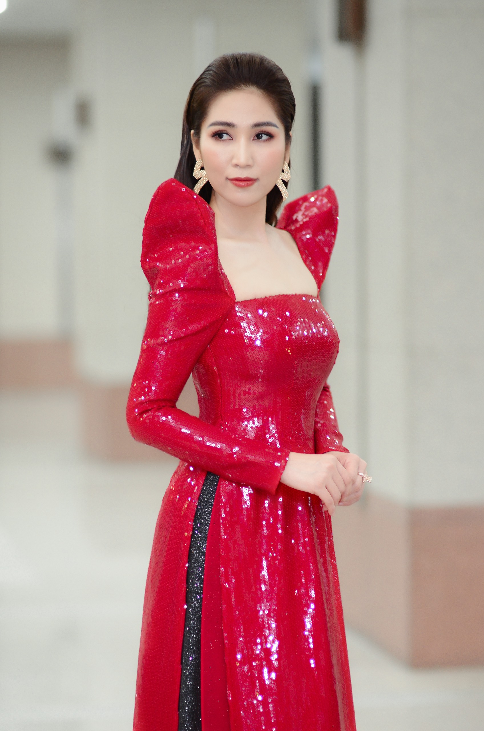 nhu huynh 8 1 Hoa hậu cải lương Như Huỳnh nổi bật trên ghế giám khảo với áo dài phá cách sang chảnh