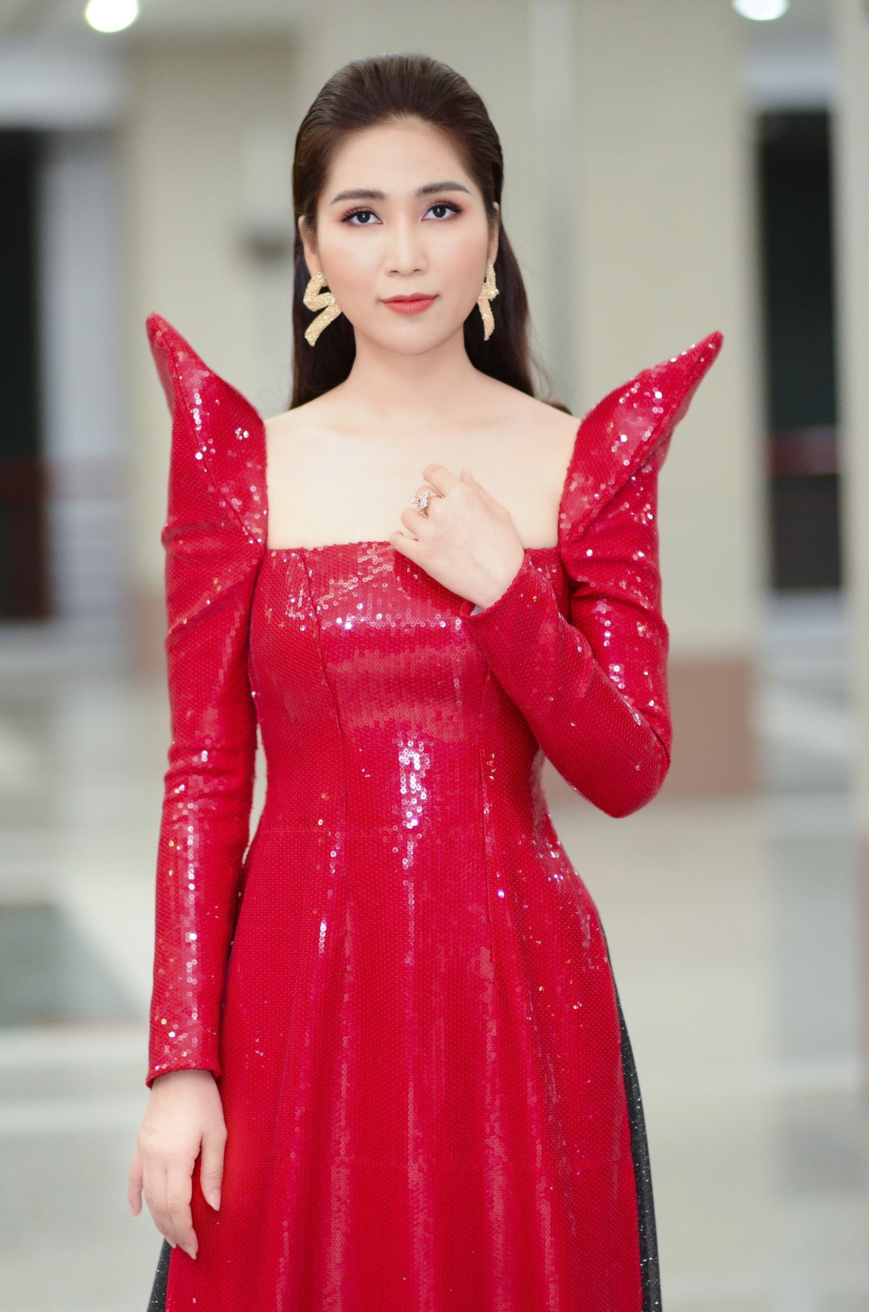 nhu huynh 9 1 Hoa hậu cải lương Như Huỳnh nổi bật trên ghế giám khảo với áo dài phá cách sang chảnh