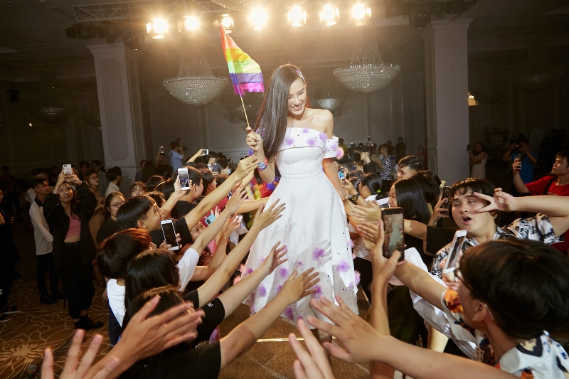 A hau Kim Duyen Viet pride 29 Á hậu Kim Duyên cầm cờ lục sắc, giao lưu cùng cộng đồng LGBTQ+ ở Tây Ninh