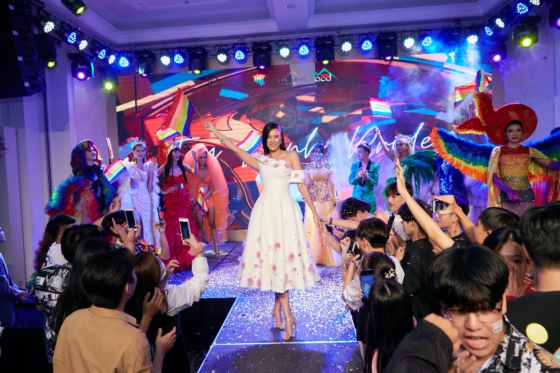 A hau Kim Duyen Viet pride 34 Á hậu Kim Duyên cầm cờ lục sắc, giao lưu cùng cộng đồng LGBTQ+ ở Tây Ninh