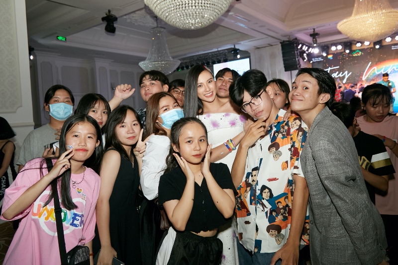 A hau Kim Duyen Viet pride 36 Á hậu Kim Duyên cầm cờ lục sắc, giao lưu cùng cộng đồng LGBTQ+ ở Tây Ninh