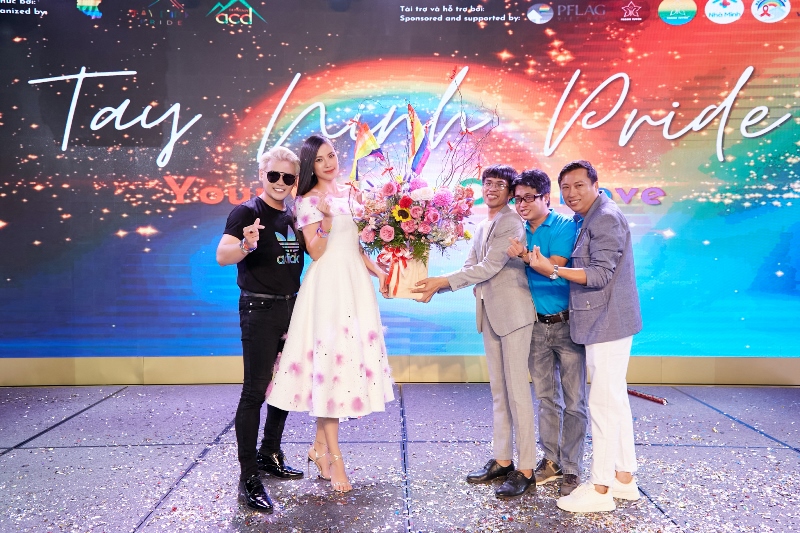 A hau Kim Duyen Viet pride 37 Á hậu Kim Duyên cầm cờ lục sắc, giao lưu cùng cộng đồng LGBTQ+ ở Tây Ninh