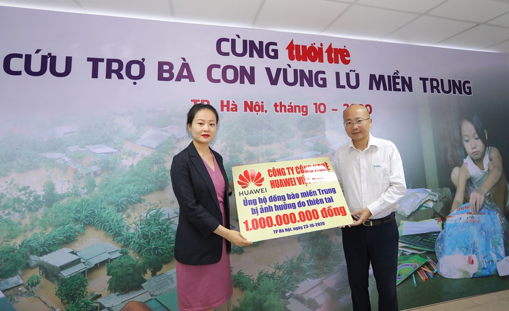 Bà Fiona Li Phó Tổng Giám đốc phụ trách đối ngoại của Huawei Việt Nam Huawei Việt Nam chung tay ủng hộ đồng bào miền Trung 1 tỷ đồng