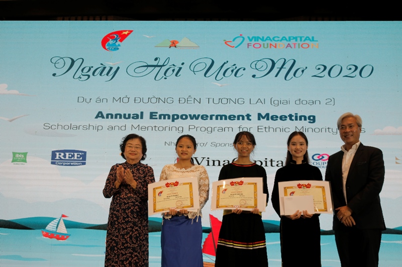 Bà Trương Mỹ Hoa và ông Don Lam trao bằng khen và phần thưởng cho các em nữ sinh có thành tích học tập xuất sắc trong năm học 2019 2020 Ngày hội Ước mơ dành cho 50 nữ sinh dân tộc thiểu số của dự án Mở đường đến tương lai