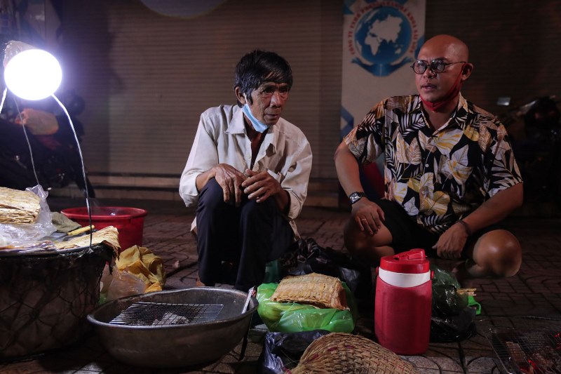 CHU BAO VA COLOR MAN 1 Color Man rớt mồ hôi nướng bánh chuối, giúp người đàn ông gốc Campuchia nuôi cháu nội mồ côi