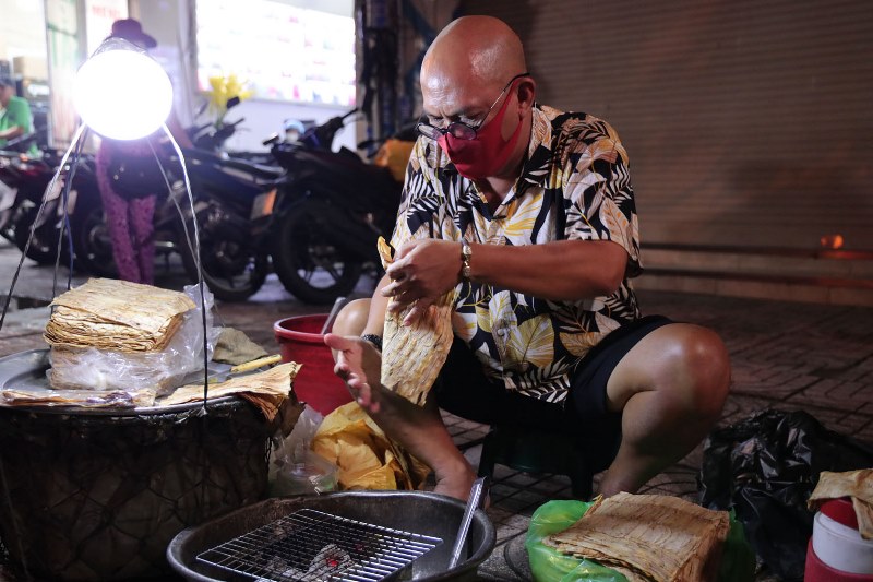 COLOR MAN NUONG BANH CHUOI 2 Color Man rớt mồ hôi nướng bánh chuối, giúp người đàn ông gốc Campuchia nuôi cháu nội mồ côi