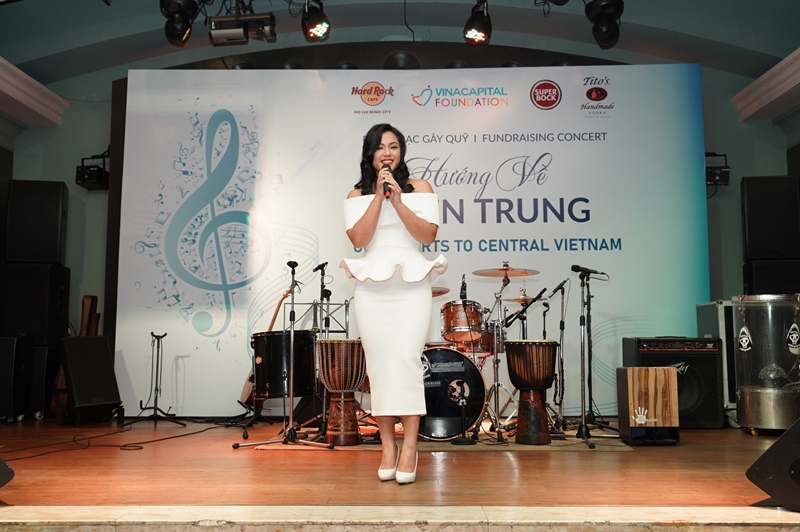 Ca sĩ Phương Vy Idol VinaCapital Foundation gây quỹ hơn 530 triệu VND qua chiến dịch Hướng về miền Trung