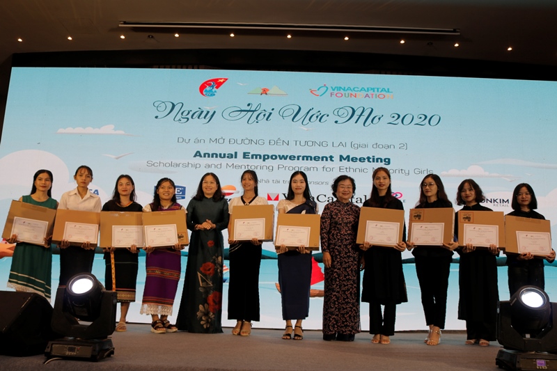 Các em nữ sinh nhận học bổng và máy tính xách tay cho năm học 2020 2021 2 Ngày hội Ước mơ dành cho 50 nữ sinh dân tộc thiểu số của dự án Mở đường đến tương lai
