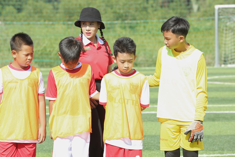 Cầu thủ nhí 2020 1 Hồ Bích Trâm lại căng thẳng với HLV Nguyễn Hồng Sơn vì sắp bị loại 1 “đứa con”