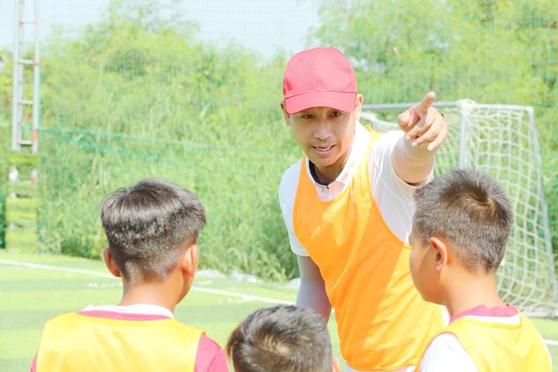 Cầu thủ nhí 2020 2 Hồ Bích Trâm lại căng thẳng với HLV Nguyễn Hồng Sơn vì sắp bị loại 1 “đứa con”