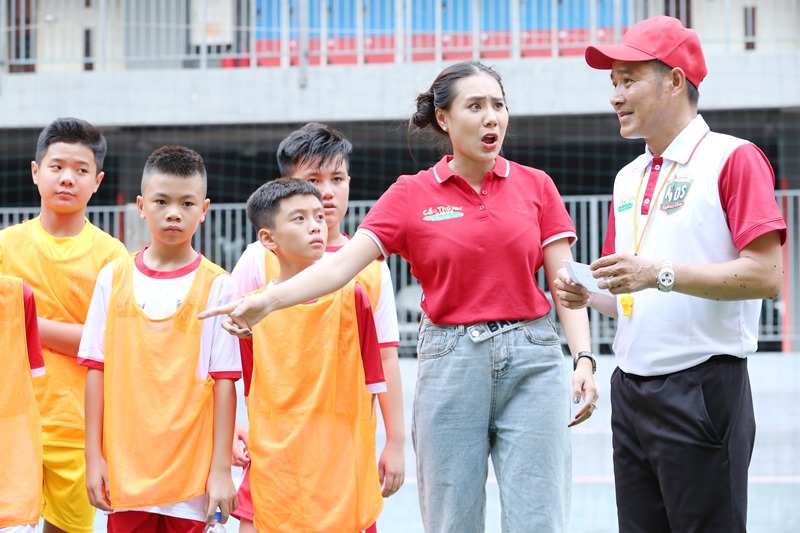 Cầu thủ nhí 2020 6 Hồ Bích Trâm lại căng thẳng với HLV Nguyễn Hồng Sơn vì sắp bị loại 1 “đứa con”