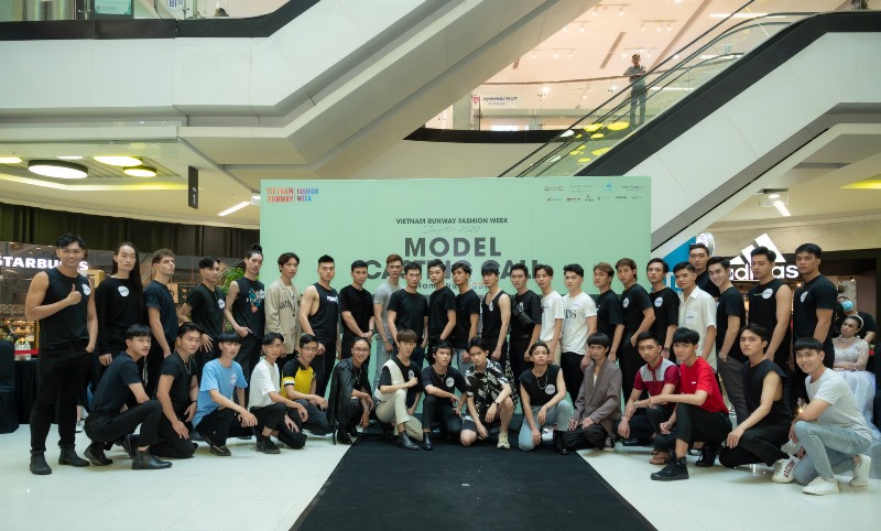 Dong dao thi sinh tham gia casting16 Gần 600 người mẫu tham gia casting cho Vietnam Runway Fashion Week season 2