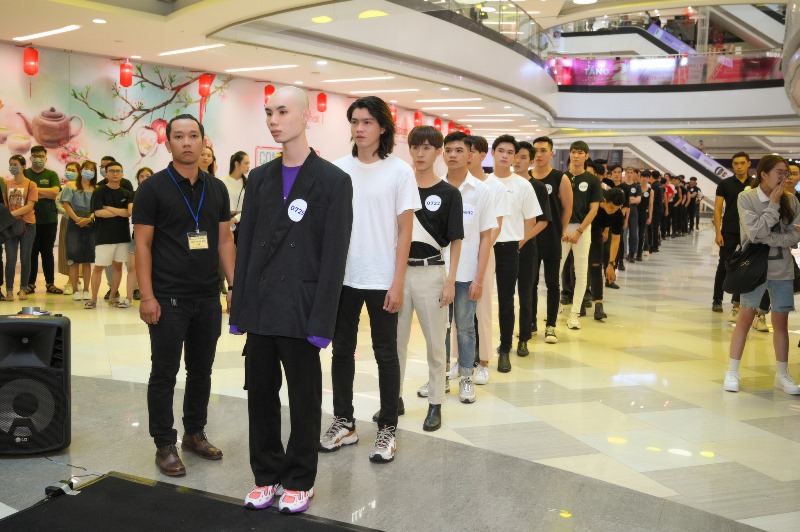 Dong dao thi sinh tham gia casting19 Gần 600 người mẫu tham gia casting cho Vietnam Runway Fashion Week season 2