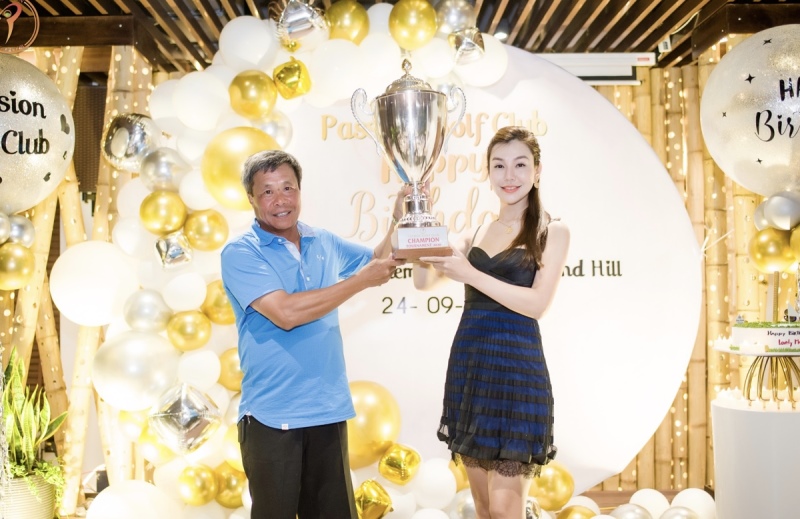 Golf Queen Nguyễn Hải Anh 2 Golf Queen Nguyễn Hải Anh nhận cúp vô địch thay hoa trong dịp sinh nhật