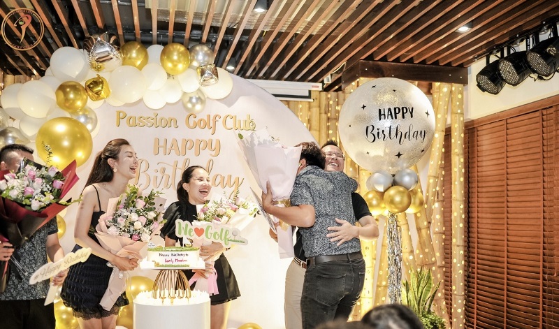 Golf Queen Nguyễn Hải Anh 3 Golf Queen Nguyễn Hải Anh nhận cúp vô địch thay hoa trong dịp sinh nhật