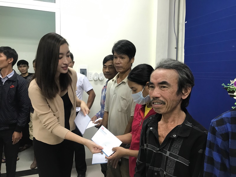 HOA HAU VIET NAM 10 Đỗ Mỹ Linh, Tiểu Vy, Lương Thuỳ Linh có mặt tại Huế, trao quà cho người dân gặp khó khăn sau bão lũ