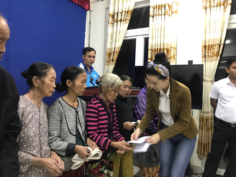 HOA HAU VIET NAM 12 1 Đỗ Mỹ Linh, Tiểu Vy, Lương Thuỳ Linh có mặt tại Huế, trao quà cho người dân gặp khó khăn sau bão lũ