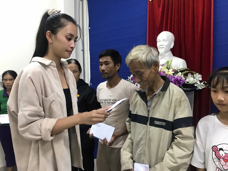 HOA HAU VIET NAM 6 Đỗ Mỹ Linh, Tiểu Vy, Lương Thuỳ Linh có mặt tại Huế, trao quà cho người dân gặp khó khăn sau bão lũ