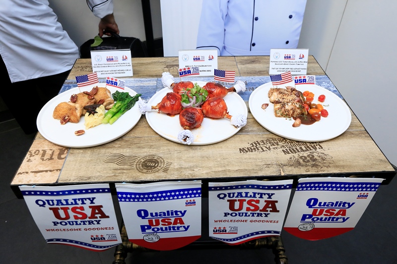 Hiệp Hội Trứng và Gia Cầm Mỹ 1 Bếp trưởng Norbert Ehrbar hướng dẫn món ăn từ thịt gà Mỹ: Vừa ngon lại dễ làm