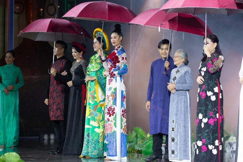 Hoa hau Khanh Van Khai mac Le Hoi Ao Dai10 Hoa hậu Khánh Vân đẹp rạng rỡ, đội mưa trình diễn tại khai mạc Lễ hội Áo Dài TPHCM 2020
