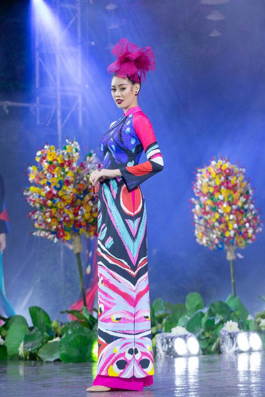 Hoa hau Khanh Van Khai mac Le Hoi Ao Dai23 Hoa hậu Khánh Vân đẹp rạng rỡ, đội mưa trình diễn tại khai mạc Lễ hội Áo Dài TPHCM 2020