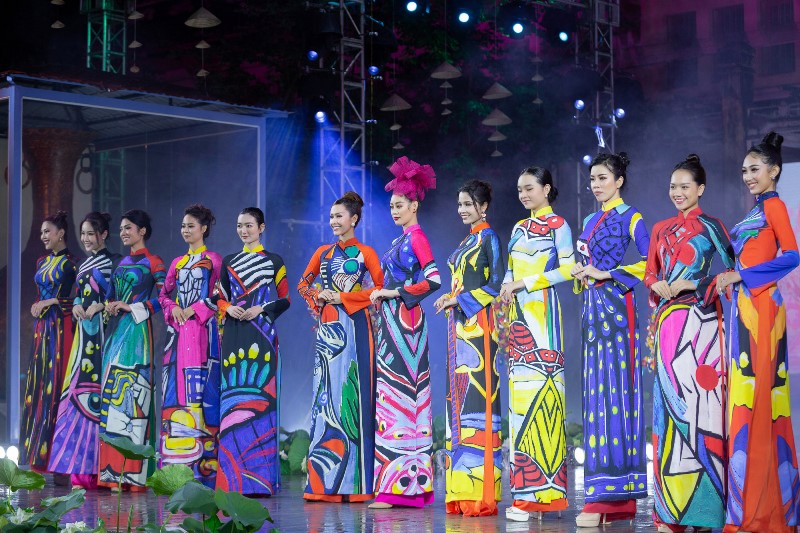 Hoa hau Khanh Van Khai mac Le Hoi Ao Dai25 Hoa hậu Khánh Vân đẹp rạng rỡ, đội mưa trình diễn tại khai mạc Lễ hội Áo Dài TPHCM 2020
