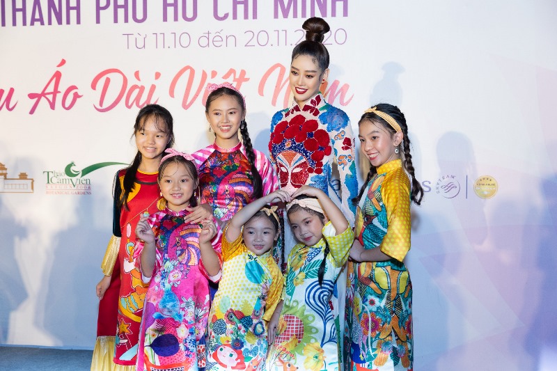 Hoa hau Khanh Van Khai mac Le Hoi Ao Dai34 Hoa hậu Khánh Vân đẹp rạng rỡ, đội mưa trình diễn tại khai mạc Lễ hội Áo Dài TPHCM 2020