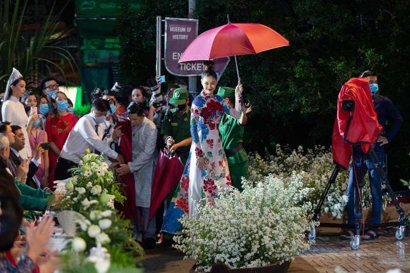 Hoa hau Khanh Van Khai mac Le Hoi Ao Dai4 Hoa hậu Khánh Vân đẹp rạng rỡ, đội mưa trình diễn tại khai mạc Lễ hội Áo Dài TPHCM 2020