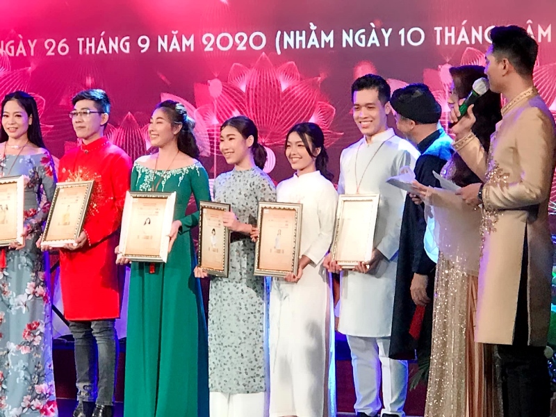 Ju Uyen Nhi Bao Nghi nhan giai thuong vi cong dong 1 Ju Uyên Nhi và Bảo Nghi được vinh danh Nghệ sĩ vì cộng đồng 2020
