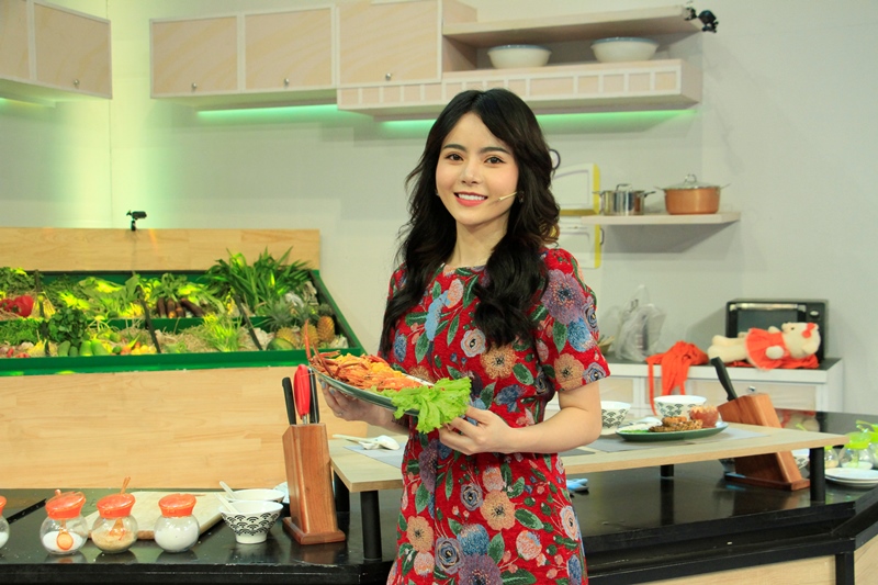 Khẩu vị ngôi sao 3 Bạn gái tin đồn của Ngô Kiến Huy xuất hiện đẹp “hút hồn” tại show ẩm thực